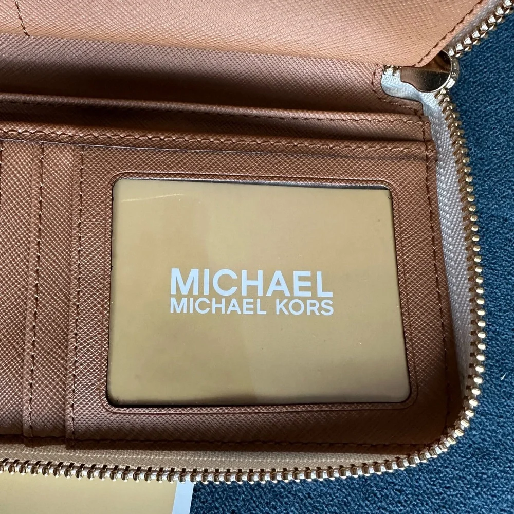 MICHAEL Michael Kors
Logo Jet Set Travel Continental Cream Wristlet Wallet NWT - Picture 4 of 14